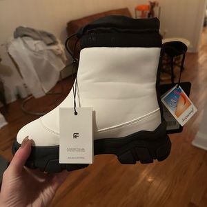 Goldberg snow boots, never worn. Size 37